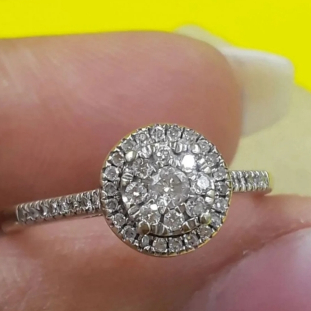 10k whitegold diamond halo ring